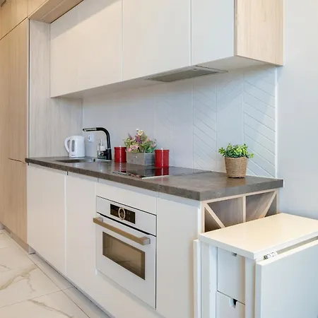 With Balcony And Parking By Renters Apartment *