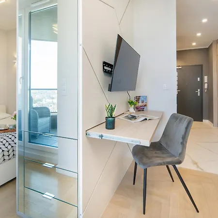 アパート With Balcony And Parking By Renters